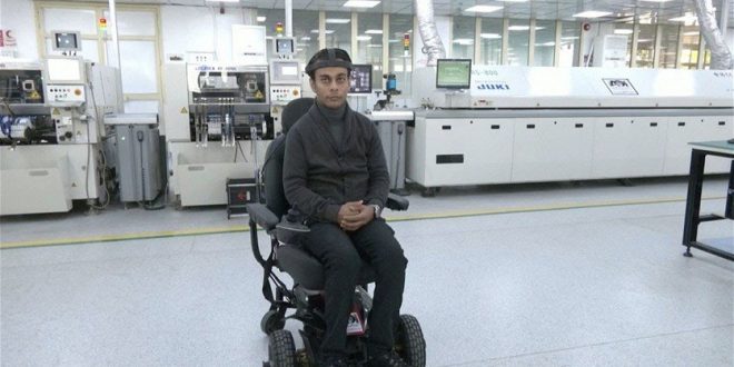 مصري يبتكر كرسياً كهربائياً يتحرك بإشارات الدماغ لمرضى الشلل الرباعي - مجلة  كواليس www.kawalees.net